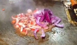 小摊鱿鱼爆料视频大全,视频大全揭秘街头美食背后的故事